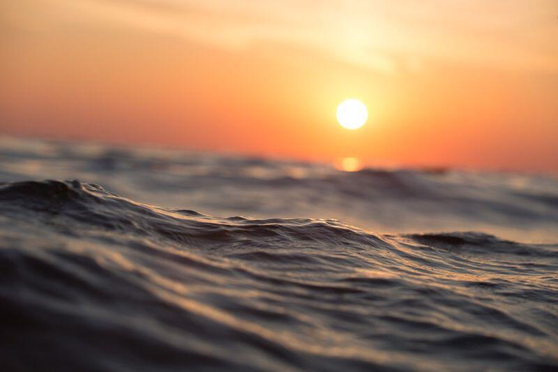 zachód słońca nad wodami oceanu