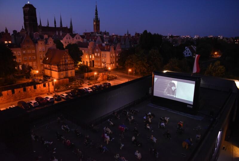 Kino na Szekspirowskim - od 16 czerwca na dachu Gdańskiego Teatru Szekspirowskiego czeka na nas 30 seansów: zobaczymy 15 filmów, każdy dwukrotnie w różnych terminach