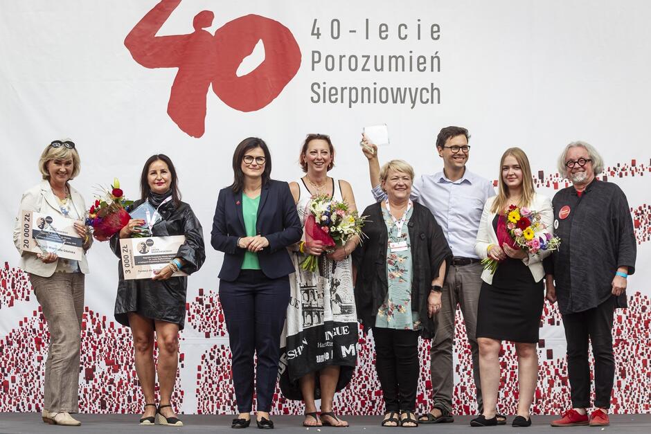 Uśmiechnięte osoby - laureaci nagrody razem z prezydent Aleksandrą Dulkiewicz