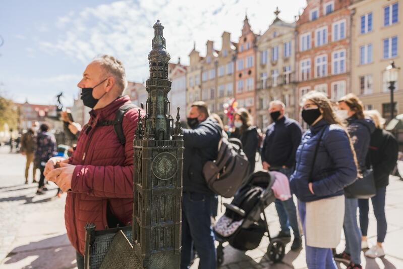 Ludzie na Długim Targu w Gdańsku przy modelu Ratusza Głównego Miasta