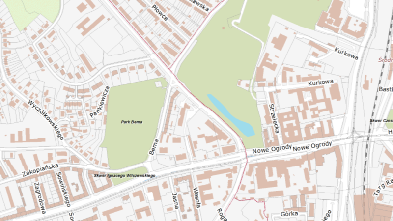 Park Bema to ta duża zielona plama z lewej strony mapki. Obszar ten leży blisko Śródmieścia, w pobliżu ul Kartuskiej, której początek widzimy poniżej w postaci szerokiej prostej linii ulicy. Po prawej stronie mapki widać m.in. duży kompleks budynków, w których mieści się Sąd Okręgowy w Gdańsku i Areszt Śledczy przy ul. Kurkowej