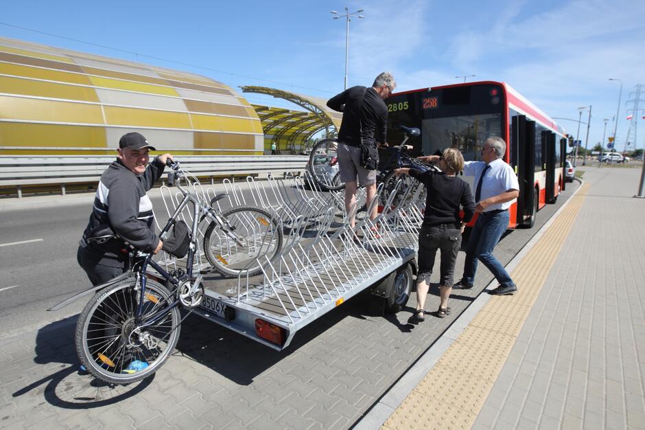 Autobus przystosowany do przewozu rowerów. Fot Grzegorz Mehring