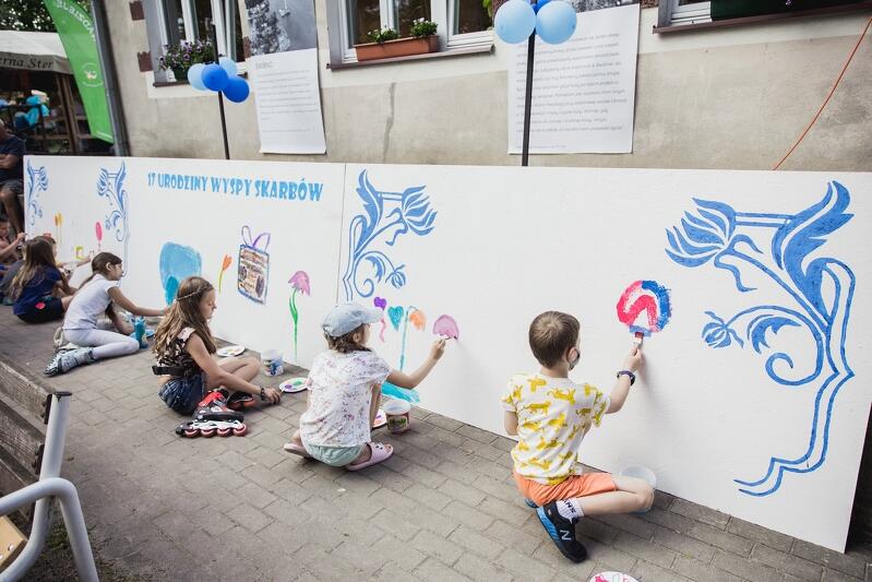 Dzieci tworzą urodzinowy mural 