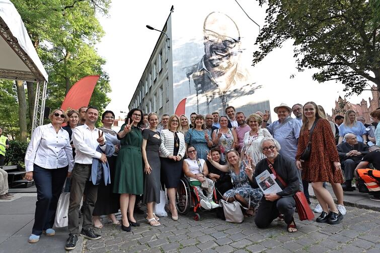 Po portretem Pawła Adamowicza gdańszczanie pozują wraz z prezydent Gdańska Aleksandrą Dulkiewicz