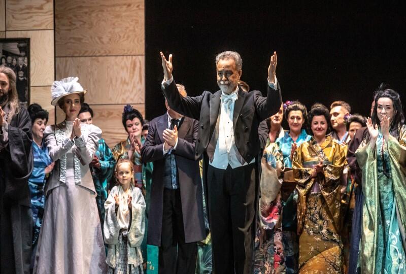 Ostatnią premierą, udaną, Opery Bałtyckiej jest Madame Butterfly  w reż. Romualda Wiczy-Pokojskiego, gdzie kierownictwo muzyczne objął José Maria Florêncio  