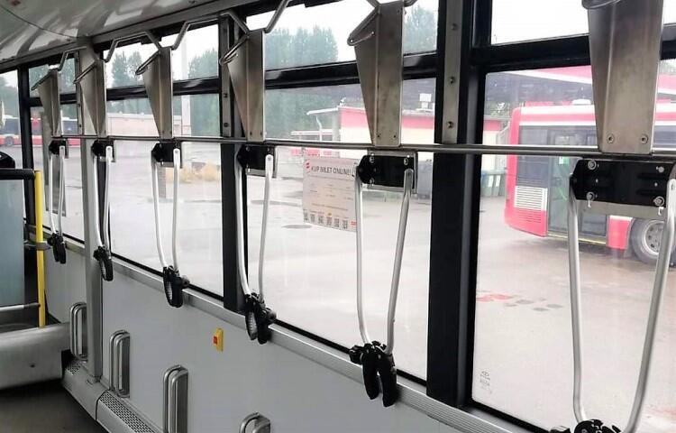Autobusy linii 612 wyposażone są w haki rowerowe, mogą pomieścić na raz osiem rowerów we wnętrzu pojazdu oraz kolejnych 20 na przyczepce