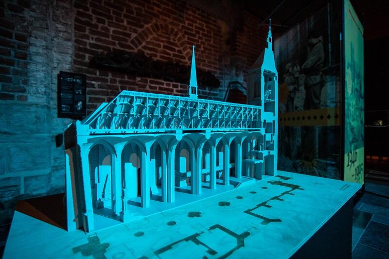 Na wystawie zobaczyć można archiwalne i współczesne zdjęcia dokumentujące powojenną historię kościoła św. Jana, filmy z czasu odbudowy, a także model 3D świątyni 