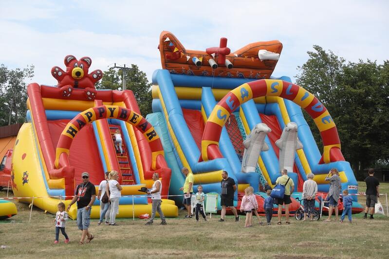 Tzw. dmuchańce - w sobotę, 10 lipca, podczas Świbnieńskiego Lata, będzie można korzystać z nich do woli i bezpłatnie