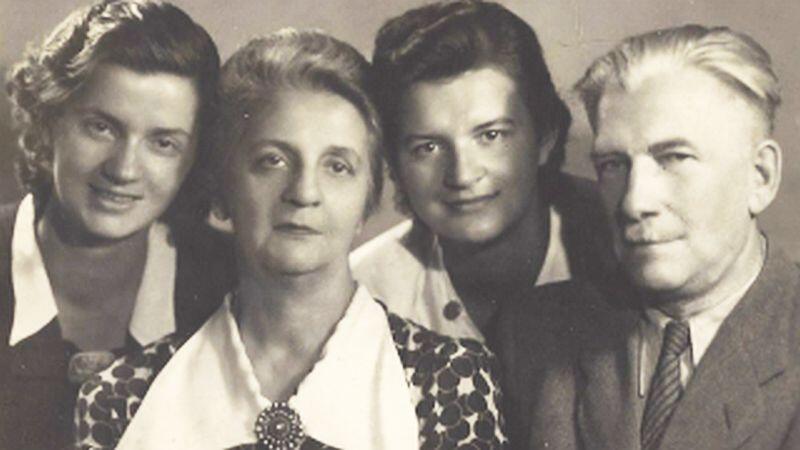 Gdańsk 1948 r. Nz. od lewej Ewa, Olga, Irena Totwen, Jan Żejmo