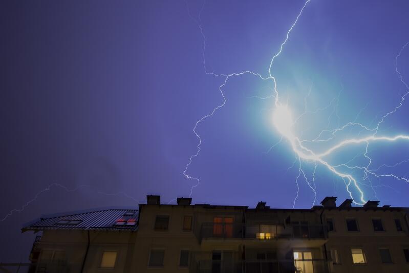 Służby meteorologiczne w lipcu ostrzegają o burzach niemal codziennie