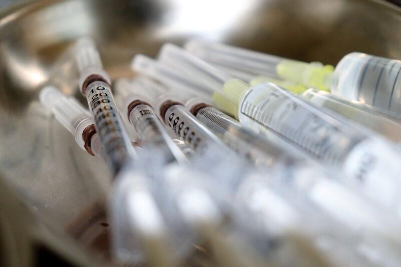 Plastikowe strzykawki z igłami, szczepionki przeciw Covid-19 