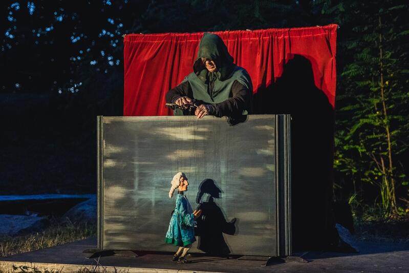 Oryginalne lalki Teatru Łątki animuje Grażyna Totwen-Kilarska