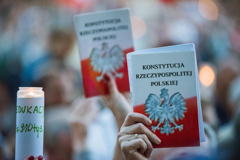 Organizatorzy Tour de Konstytucja PL podkreślają: W 2021 roku mija setna rocznica uchwalenia pierwszej pełnej Konstytucji po odzyskaniu przez Polskę niepodległości. Z tej okazji zorganizowaliśmy dwumiesięczną podróż kapsuły ze specjalnym egzemplarzem Konstytucji, a towarzyszą nam ludzie, którzy demokrację mają w sercu . Nz. scena z jednego z gdańskich protestów obywatelskich w obronie wolnych sądów
