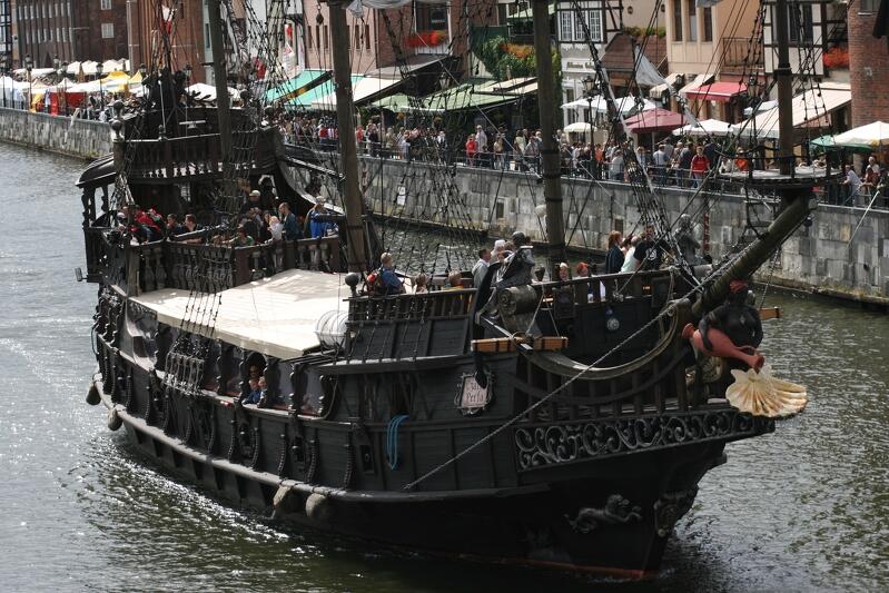 Rejsy statku Czarna Perła  stylizowanego na dawny galeon cieszą się dużą popularnością wśród mieszkańców i turystów