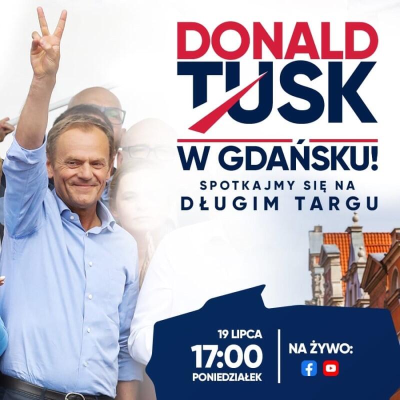 Napis na banerze brzmi: Donald Tusk w Gdańsku, spotkajmy się na Długim Targu. Po lewej widzimy wizerunek uśmiechniętego Donalda Tuska z jednego z wcześniejszych wieców - jest ubrany w niebieską koszulę, ma podniesioną rękę z palcami w kształcie litery V. Po prawej stronie plakatu widać szczyty gdańskich zabytkowych kamienic. W dolnej części znajduje się granatowy kontur całej północnej Polski i napis: 19 lipca, godz. 17.00, na żywo na fejsbuku i jutjubie.  