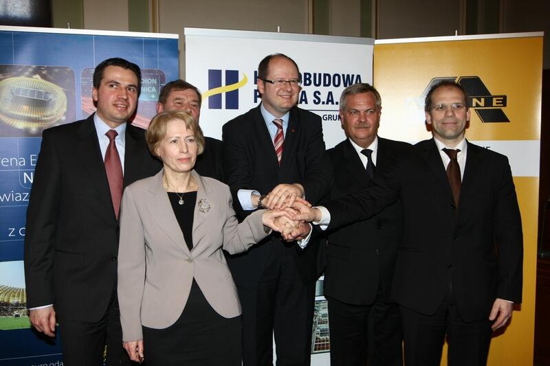 Podpisanie umowy z głównym wykonawcą, 10 kwietnia 2008 roku: w środku prezydent Gdańska Paweł Adamowicz