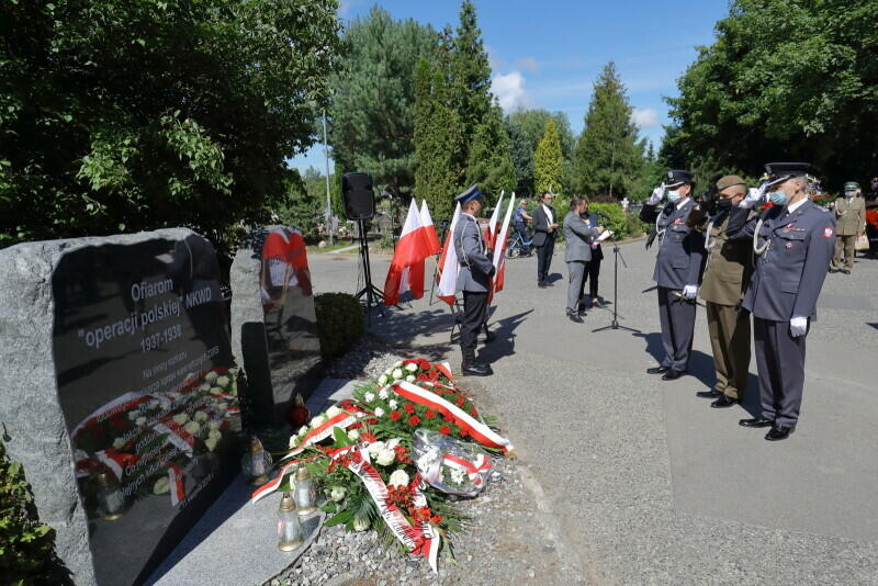 Żołnierze oddający hołd pod obeliskiem poświęcony ofiarom ludobójstwa Polaków w ZSRR