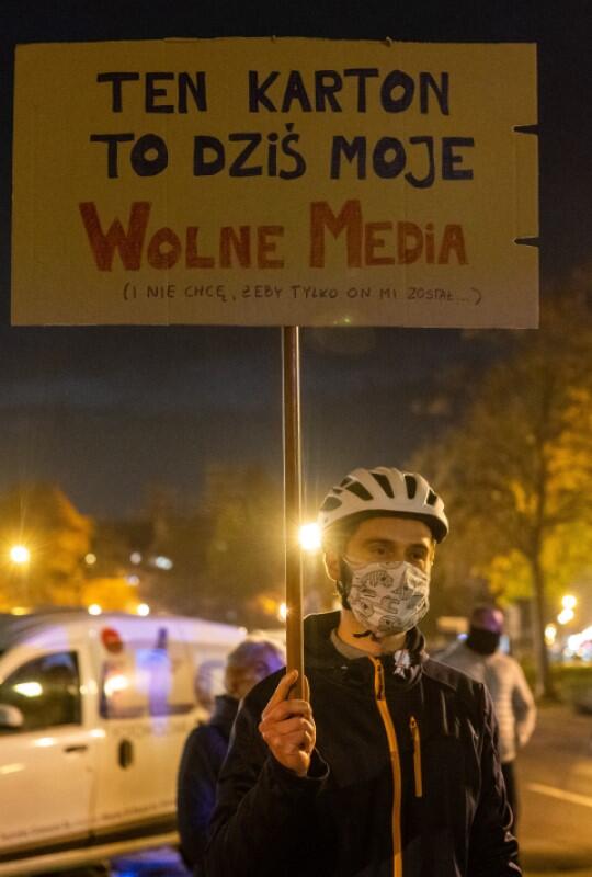 Fotografia z 3 listopada 2020 roku - blokada piesza w Gdańsku dotycząca m.in. ograniczania wolnych mediów