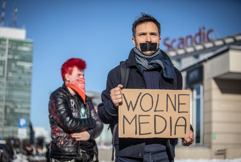 Pikieta w obronie wolnych mediów zorganizowana przez trójmiejskie ruchy obywatelskie w lutym 2021 roku