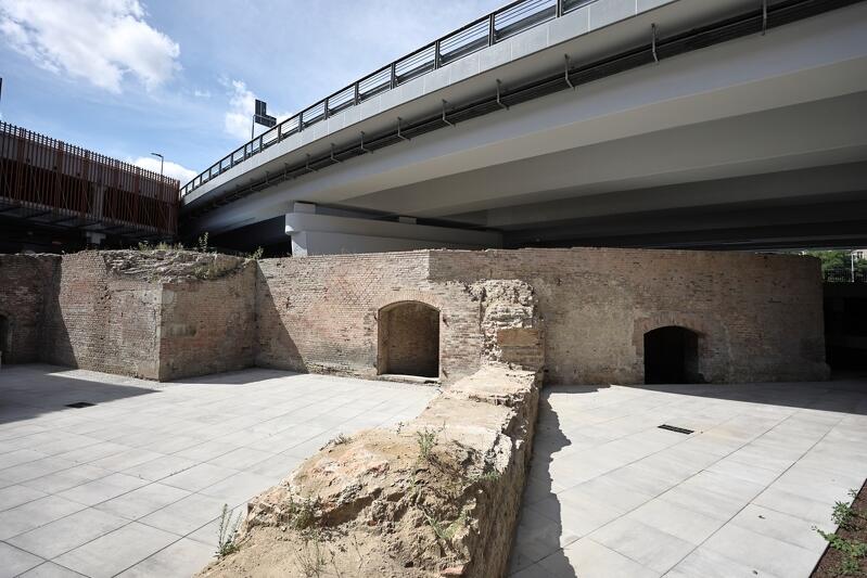 Tuz pod Wiaduktem Biskupia Górka i obok nowego parkingu wyeksponowano ruiny Bastionu Wiebego - XVII w.