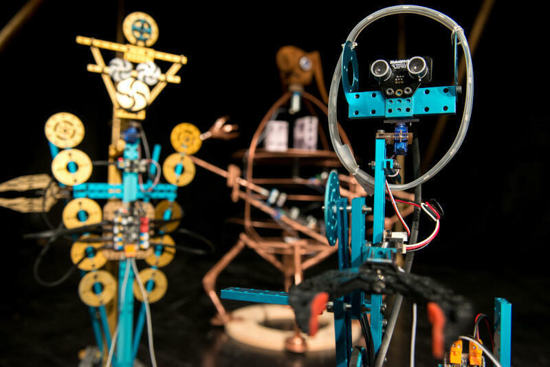 W ramach cyklu „Teatr w samo południe” Teatr Miniatura pokaże także „Bajki robotów”, nietypową inscenizację na podstawie prozy Stanisława Lema, w której artyści wykorzystują tradycyjne lalki oraz narzędzia cyfrowe i mechatronikę