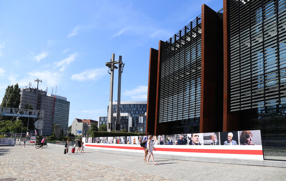 wystawa Niech żyje Białoruś przed wejściem głównym do Europejskiego Centrum Solidarności