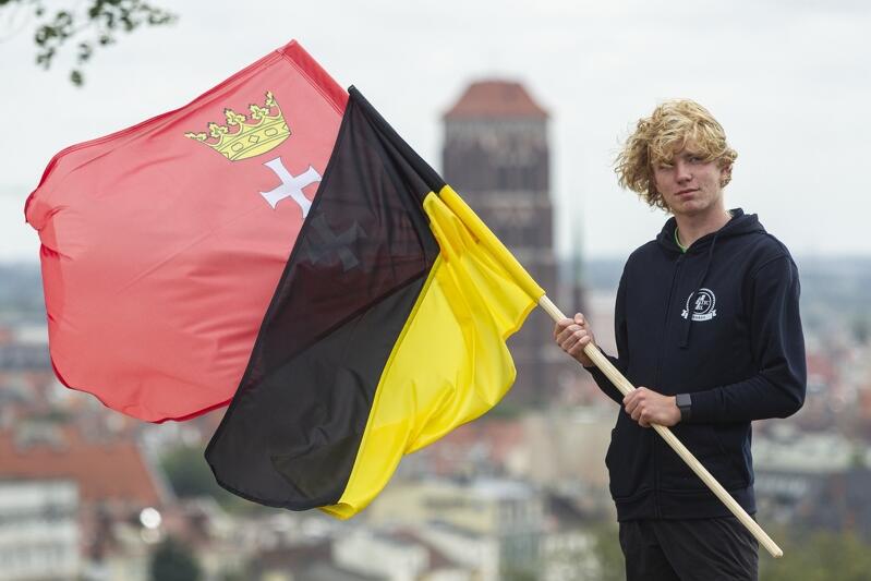 Barwy kaszubskiej flagi to kolory czarny i złoty (oddawany na tkaninie jako żółty, co zgodne jest z zasadami heraldyki) - pochodzą one od kaszubskiego godła: czarnego Gryfa na złotym polu