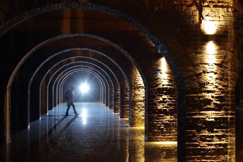 Wizyta w Zbiorniku Wody Stara Orunia stanowi niezwykłe przeżycie. Jest to zbiornik podziemny, znajduje się na wzgórzu morenowym, które sąsiaduje z Parkiem Oruńskim. Został pieczołowicie odnowiony i udostępniony do zwiedzania w maju 2018 roku. Ze względu na zimowisko nietoperzy obiekt ten jest najkrócej otwarty na całym Gdańskim Szlaku Wodociągowym - tylko do końca sierpnia. Pozostałe można zwiedzać jeszcze we wrześniu