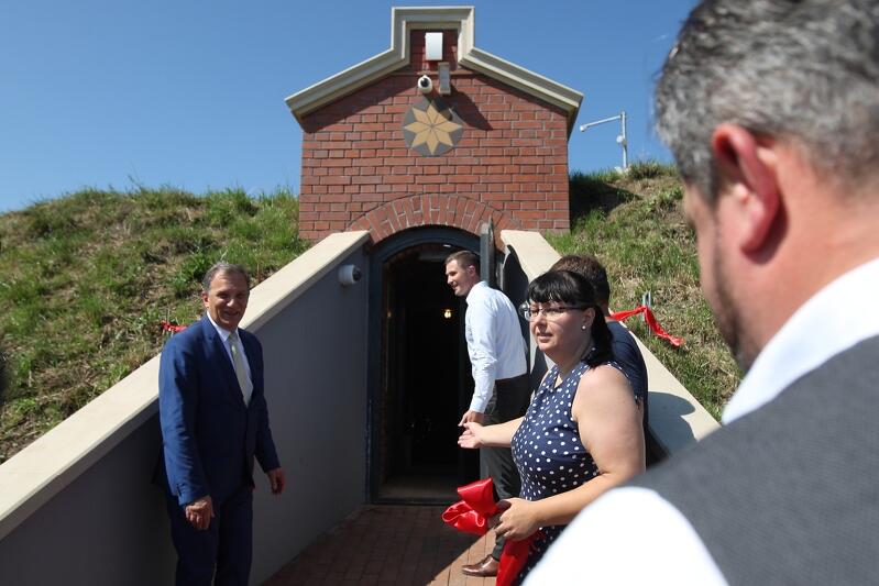 Wejście do Zbiornika Wody Stara Orunia - pieczołowicie odrestaurowane, podobnie jak podziemne wnętrze obiektu. Uroczyste otwarcie odnowionego zbiornika miało miejsce w maju 2018 roku. Po lewej - Skarbek, prezes GIWK