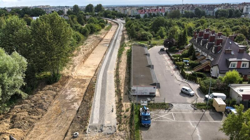 Na ul. Nowej Warszawskiej powstają kolejne metry chodnika i drogi rowerowej, wkrótce rozpocznie się montaż pierwszych podkładów pod nową trasę tramwajową