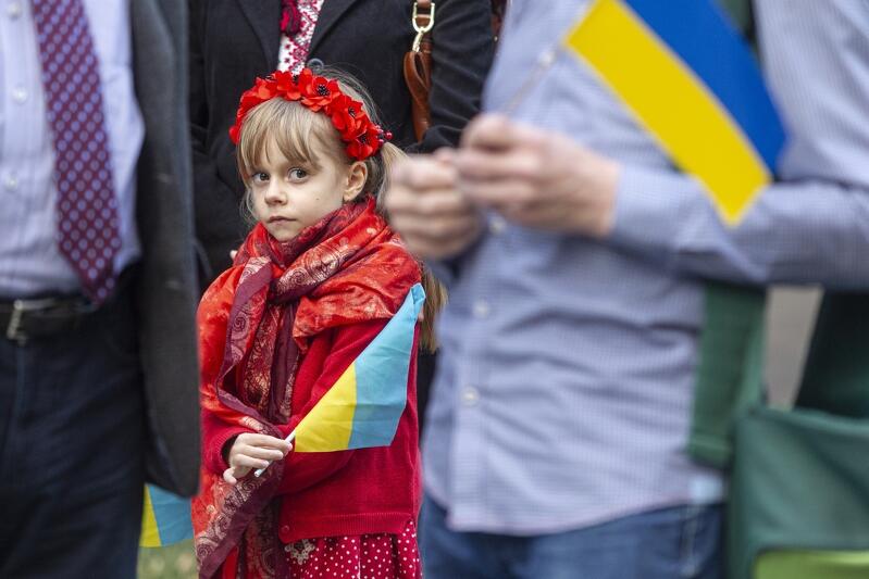 Na uroczystość przyszło około 120 osób w różnym wieku - nie brakowało rodziców z dziećmi. Wiele osób miało na sobie elementy tradycyjnych ukraińskich ubiorów