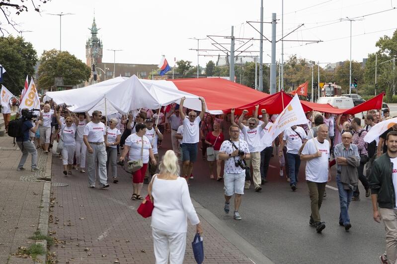 Marsz Porozumienie idzie ulicami Gdańska spod Pomnika Sobieskiego na Plac Solidarności, gdzie następnie odbywa się wiec. Tak to wyglądało w 2019 roku