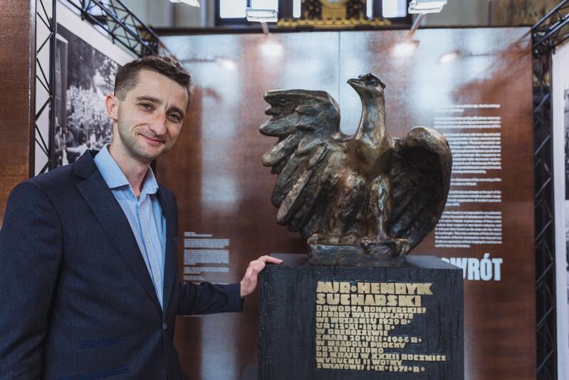 Mateusz Jasik na wystawie w Muzeum Gdańska poświęconej mjr Henrykowi Sucharskiemu 