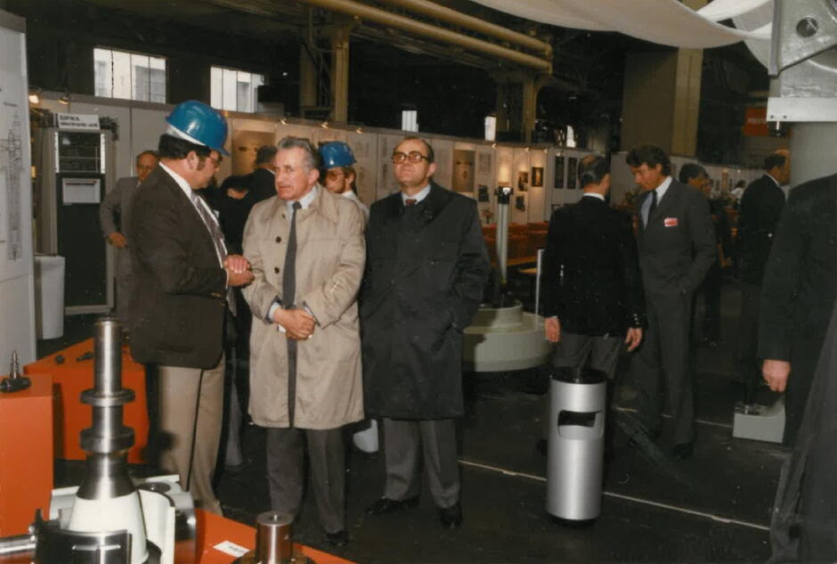 W fabryce Sulzer AG w Winterthur w Szwajcarii; Edmund Stachowiak w jasnym płaszczu; lata siedemdziesiąte XX.