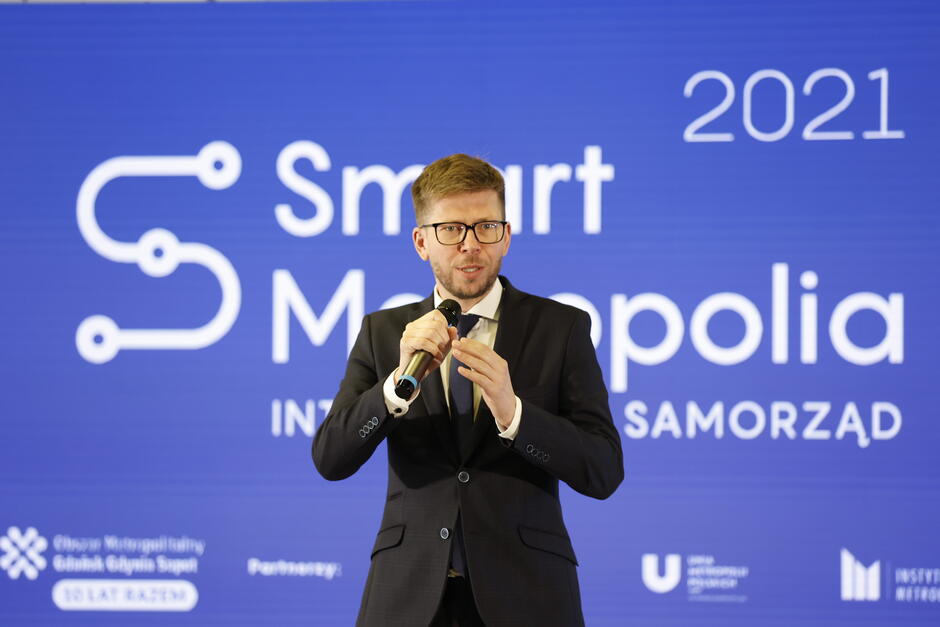 Organizatorem kongresu Smart Metropolia 2021 było stowarzyszenie Obszar Metropolitalny Gdańsk Gdynia-Sopot. Na zdjęciu Michał Glaser, prezes Zarządu OMGGS
