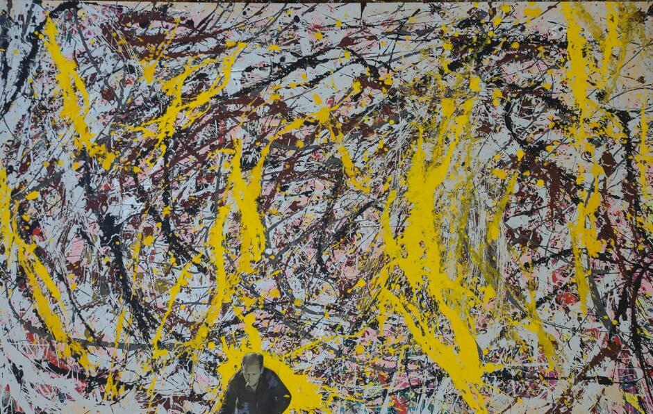 Piotr Szwabe „Jackson P podczas malowania obrazu No 5 wartego 148 000 000 $”; 130x90cm, collage akryl olej na płycie; 2021 - jedna z najnowszych prac artysty, którą można zobaczyć na wystawie „Smaki Raju Codziennego”