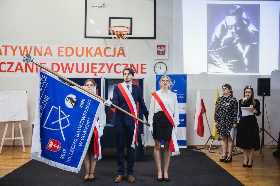 Nadanie X Liceum Ogólnokształcącemu Dwujęzycznemu imienia Lecha Bądkowskiego