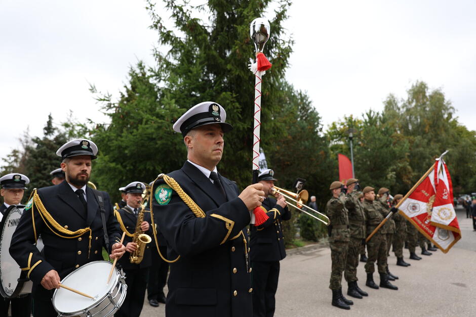 Uroczystość na Cmentarzu Łostowickim pod Pomnikiem Golgory Wschodu odbyła się z udziałem wojskowej asysty honorowej z towarzyszeniem Orkiestry Morskiego Oddziału Straży Granicznej