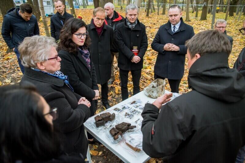 Prezydent Gdańska Aleksandra Dulkiewicz podczas wizyty ze współpracownikami na Westerplatte, na terenie objętym wykopaliskami przez Muzeum II Wojny Światowej. Po prawej stoi dr Karol Nawrocki, ówczesny dyrektor MIIWŚ, obecnie - prezes IPN