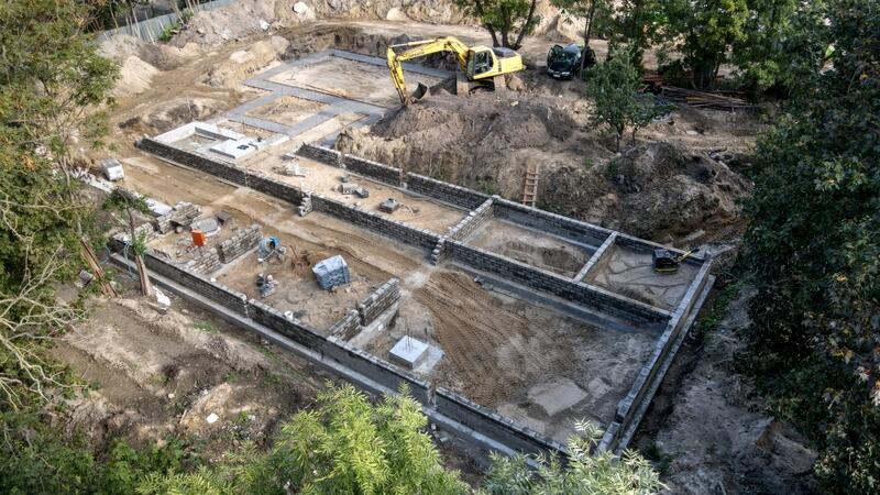Przy ul. Dworcowej wykonano już fundamenty nowego obiektu, a obecnie trwają prace murarskie
