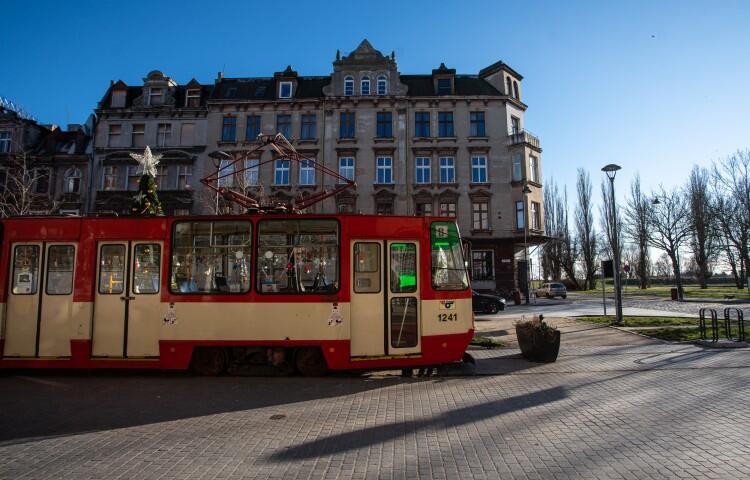 Gdańsk, Dolne Miasto, ul. Wróbla. Nz. zabytkowy tramwaj Konstal 105Na