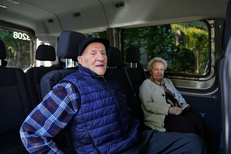 Dwoje starszych ludzi, mężczyzna i kobieta siedzi w środku samochodu