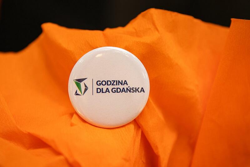 Przypinka z logo wydarzenia to jeden z elementów pakietu od Regionalnego Centrum Wolontariatu w Gdańsku