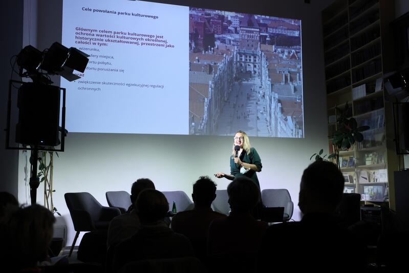 Monika Evini menadżerka Śródmieścia Gdańska podczas prezentacji nt. przyszłego parku