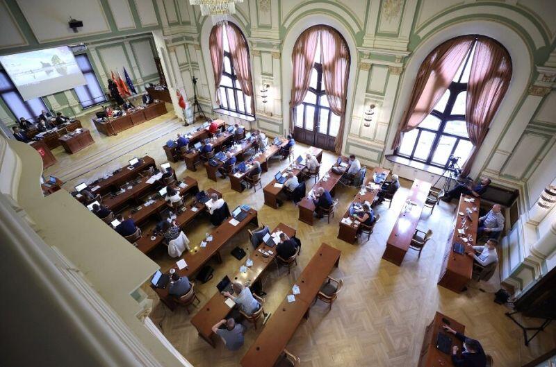 Nowy Ratusz. Sala posiedzeń Rady Miasta Gdańska, radni siedzący przy swoich stołach