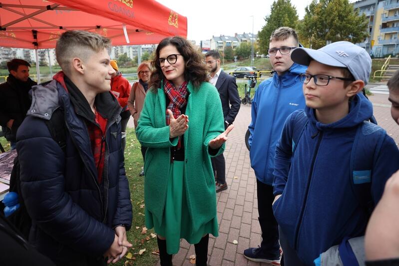 Aleksandra Dulkiewicz prezydent Gdańska zachęcała uczniów Dwunastki wychodzących ze szkoły do głosowania w Budżecie Obywatelskim 