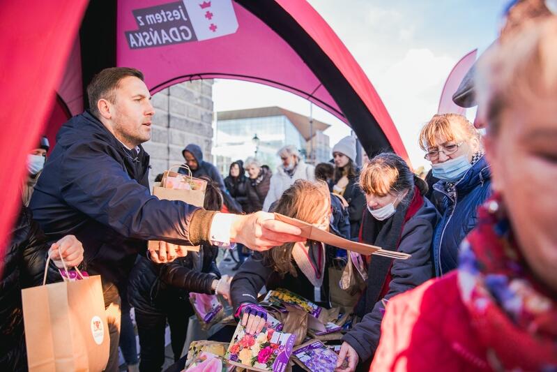 Zastępca prezydent Gdańska Piotr Borawski rozdawał cebulki kwiatów ozdobnych 