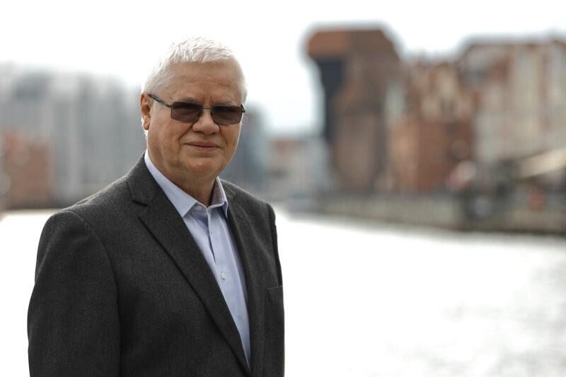 Jerzy Hausner jest politykiem i ekonomistą, profesorem nauk ekonomicznych, liderem środowisk eksperckich skupionych wokół Międzynarodowego Kongresu Ekonomii Wartości Open Eyes Economy Summit (Kraków) i Kongresu Solidarni w Rozwoju (Gdańsk) - również twórcą koncepcji obu kongresów