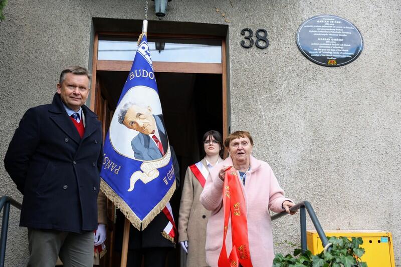 Tablica zawisła na elewacji budynku przy ul. Wita Stwosza 38, w którym mieszkał prof. Marian Osiński 