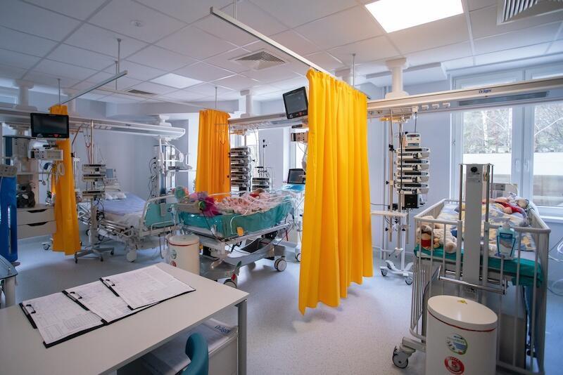 Sala szpitalna, aparatura medyczna, szpitalne łózeczka dla noworodków i niemowlaków
